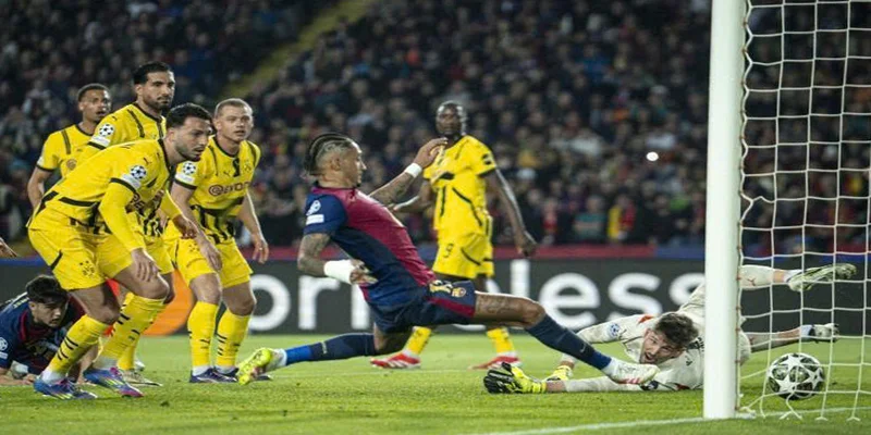Raphinha tái hiện cướp trứng của Ronaldo